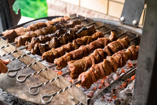 Shish kebab is cooked on skewers on coals. barbecue in the yard. — Fotografia de Stock