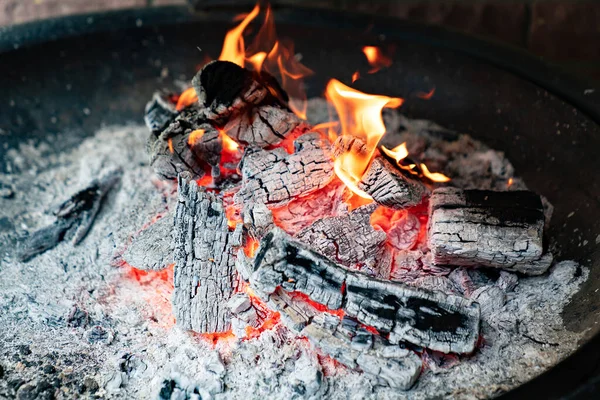 숯은 바베큐나 모닥불에 태웁니다. 불위에서 요리하는 모습 — 스톡 사진