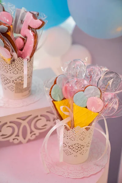 Gingerbread birthday cakes in the form of ice cream and numbers, lollipops. — Stock Fotó