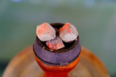 Nargilede kömür. Sigara ve sıvı karışımları..