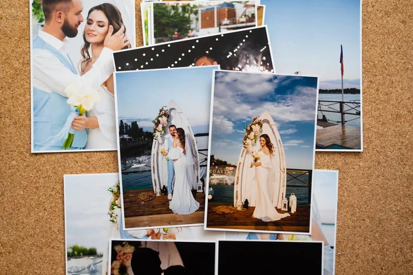 Uma cópia impressa das fotos do casamento. o resultado de uma sessão de fotos — Fotografia de Stock