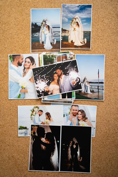 En tryckt kopia av bröllopsfotona. resultatet av en fotosession — Stockfoto