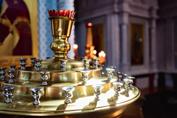 Um castiçal sem velas na Igreja. — Fotografia de Stock