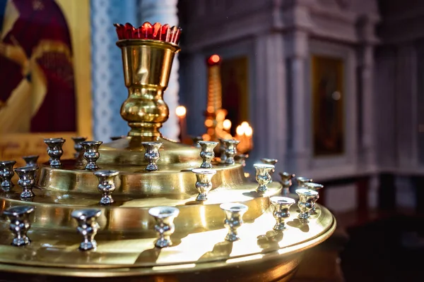 Een kandelaar zonder kaarsen in de kerk. — Stockfoto