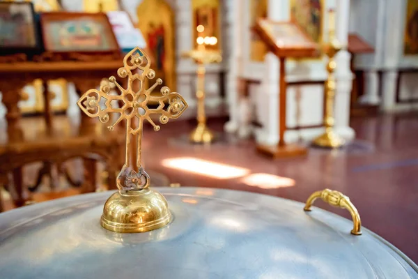 Okładka chrzcielnicy w cerkwi prawosławnej z uchwytem — Zdjęcie stockowe