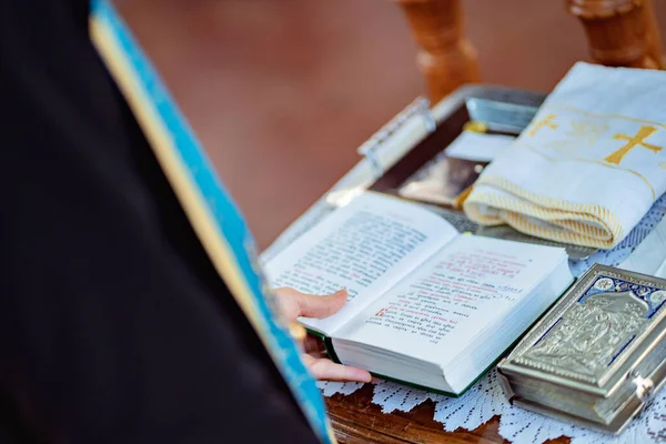 Öppen bönbok på bordet i den rysk-ortodoxa kyrkan — Stockfoto
