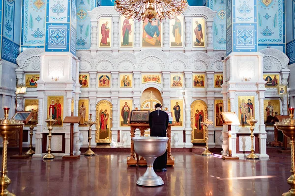 Chrzcielnica w cerkwi prawosławnej z okładką z uchwytem — Zdjęcie stockowe