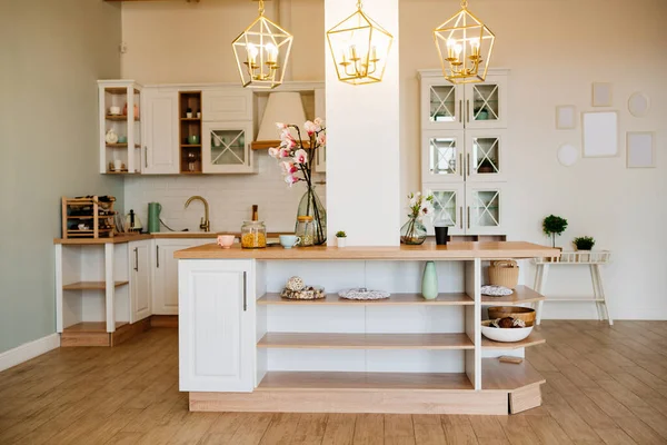 Luminosa cocina de estilo escandinavo con una pequeña isla. diseño — Foto de Stock