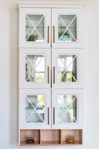 Opknoping Cabinet in het interieur. oplossingen voor een licht en gezellig huis. — Stockfoto