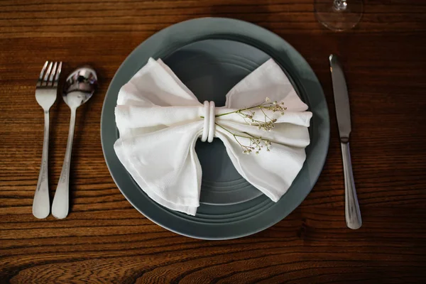 Hermosa mesa. servilleta en forma de arco con flores secas en el plato — Foto de Stock