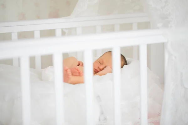 Recién nacido duerme en una cuna blanca. concepto de sueño saludable de los niños. —  Fotos de Stock