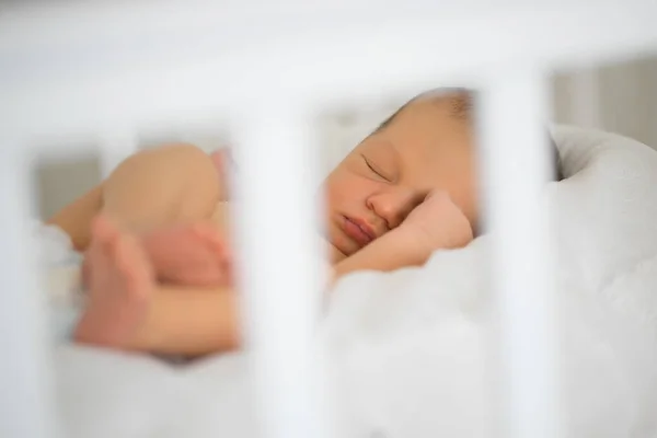 Novorozenec spí v bílé postýlce. koncepce zdravého dětského spánku. — Stock fotografie