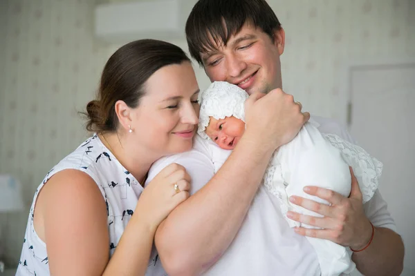 Padres con un recién nacido en sus brazos. un hombre y una mujer con un hijo tan esperado. — Foto de Stock