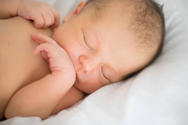 De cerca. un recién nacido duerme en una cuna blanca. concepto de sueño saludable de los niños — Foto de Stock