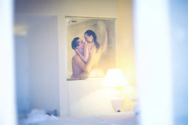 Yumuşak odaklanma. Çıplak adam ve kadın pencereli banyoda birlikte duş alıyor. — Stok fotoğraf
