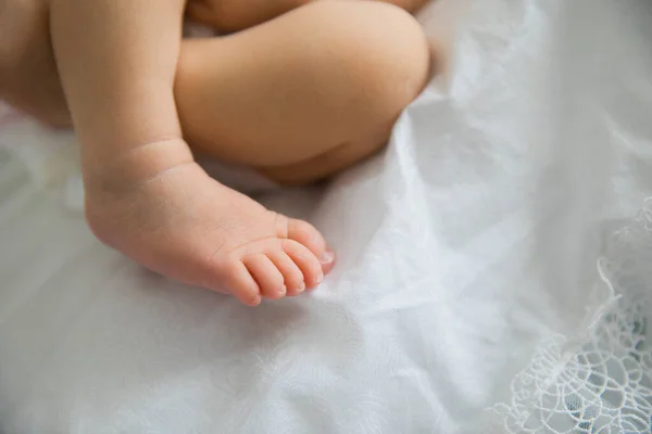 Kleine Kinder barfuß. glatte, weiche Absätze. — Stockfoto