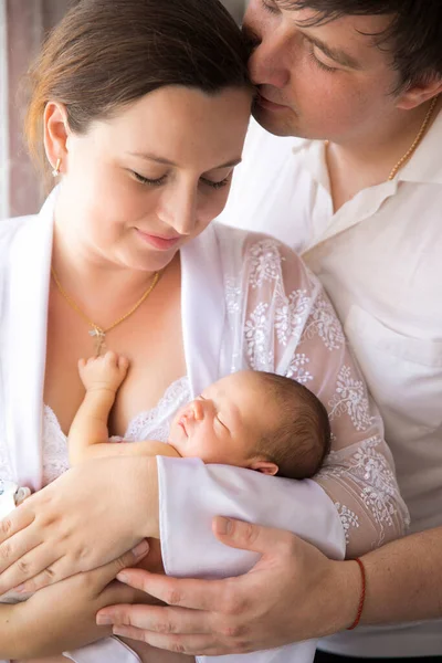 Pais com um recém-nascido de braços. um homem e uma mulher com uma criança há muito esperada — Fotografia de Stock