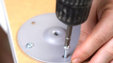 tornavida vidaları masa bacak desteğine vidalıyor. 