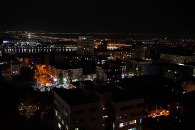 Işıklı bir gece şehri Evlerin pencereleri