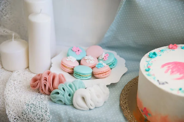 Macaroons rosa e turquesa e jóias delicadas feitas de chiffon. — Fotografia de Stock