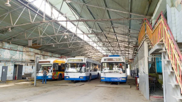 Troleybüs deposu. Hat çıkışından önce eski şehir toplu taşımacılığı.