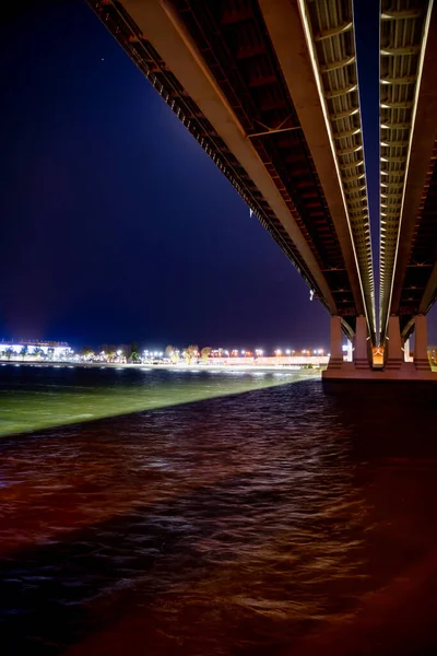 夜だ。川に架かっている道路橋には. — ストック写真