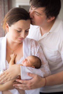 Yeni doğmuş bir bebeği olan ebeveynler. Uzun zamandır beklenen çocuklu bir adam ve bir kadın.