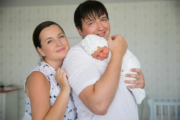 Padres con un recién nacido en sus brazos. un hombre y una mujer con un hijo tan esperado. — Foto de Stock