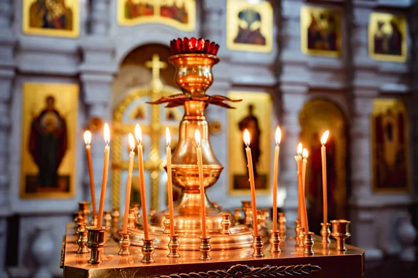 교회 안에 촛불이 많이 있는 촛불을 들고 있는 사람. — 스톡 사진