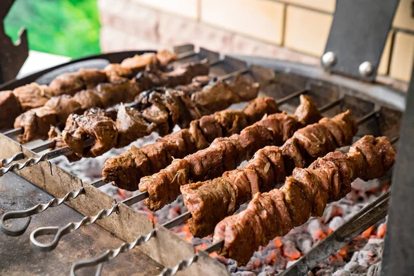 O prato de carne shish cozinha-se em espetos em brasas. churrasco — Fotografia de Stock