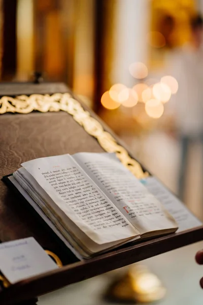 Öppen bönbok på bordet i den rysk-ortodoxa kyrkan. — Stockfoto