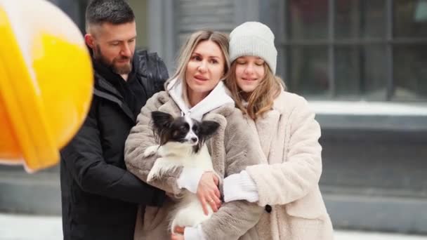 Belle famille avec chien Papillon dans la rue. séance photo dans les coulisses — Video