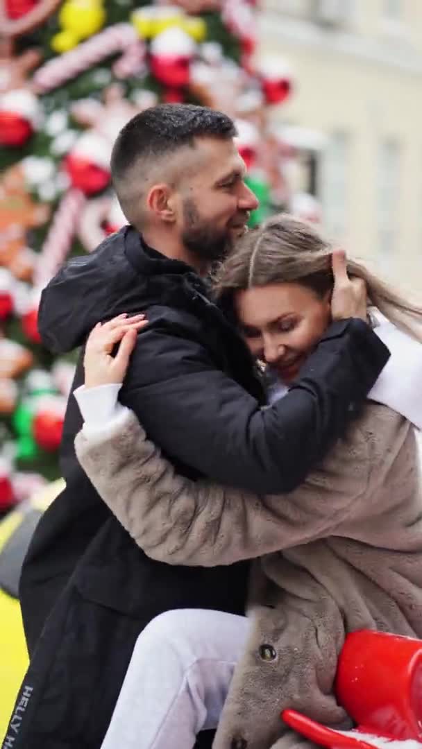 Vidéo verticale. homme et femme posent pour la séance photo d'hiver dans la rue au milieu des lumières. — Video