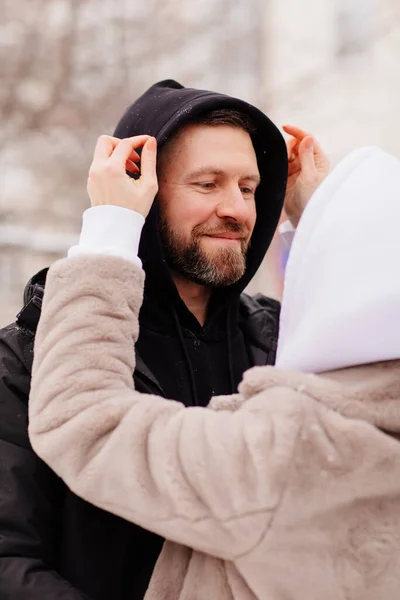 Belo homem e mulher no inverno na rua congelou e colocar em capuzes. — Fotografia de Stock