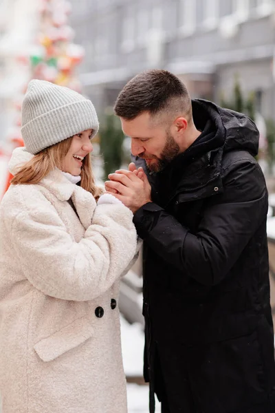 Pai e filha andar ruas de inverno e aquece as mãos com o fôlego. — Fotografia de Stock