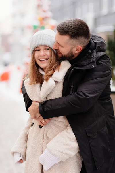 Pai e filha adolescente andam pelas ruas de inverno. Dia dos Pais. — Fotografia de Stock