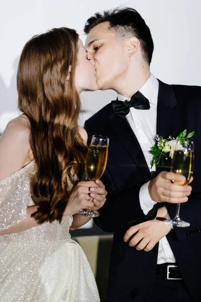 Frischvermählte mit Champagner in der Hand lauschen Toasts, Glückwünschen und Küssen — Stockfoto