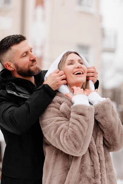 Belo homem e mulher no inverno na rua congelou e colocar em capuzes. — Fotografia de Stock