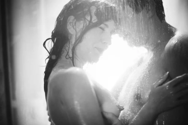 Siyah-beyaz. Yumuşak odaklanma. Erkek ve kadın pencereden ateş ederek duş alır.. — Stok fotoğraf
