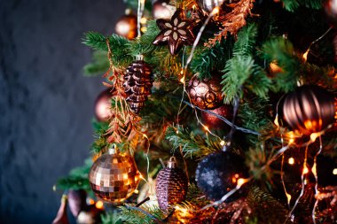 Altın oyuncaklarla süslenmiş bir Noel ağacı parçası. Yeni yıl için iç dekorasyon