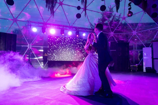 A noiva e o noivo dançam a primeira dança de casamento no banquete. — Fotografia de Stock