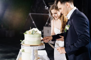 Pastayı yeni evliler kesti. Düğün gelenekleri. Ziyafetin sonu..