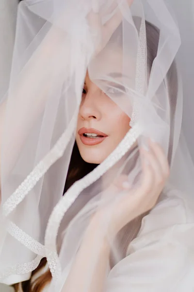 一个穿着白袍、披着婚纱的年轻漂亮女子的画像. — 图库照片
