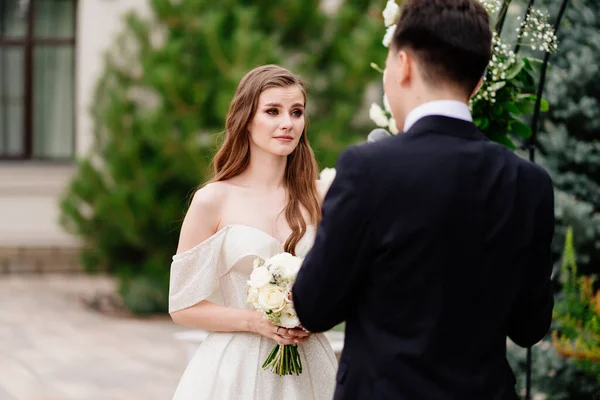 Cerimônia de casamento em arco de flowers.bride escuta votos noivos e gritos. — Fotografia de Stock