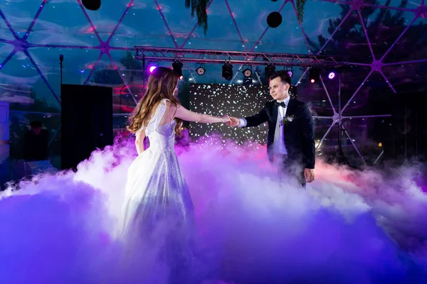 La mariée et le marié dansent la première danse de mariage au banquet. — Photo