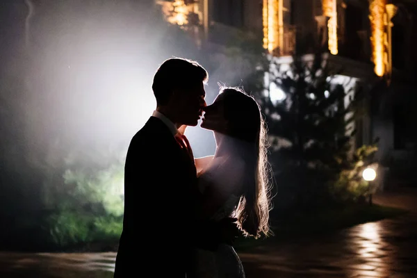 Karanlıkta aşık bir adamla bir kadının siluetleri.. 