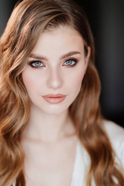 Hermosa mujer con el pelo largo y maquillaje. maquillaje y peinado para una boda — Foto de Stock