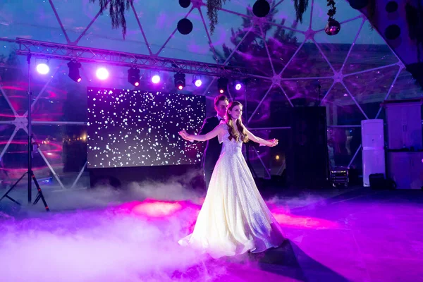 A noiva e o noivo dançam a primeira dança de casamento no banquete. — Fotografia de Stock