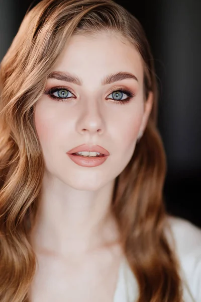 Hermosa mujer con el pelo largo y maquillaje. maquillaje y peinado para una boda — Foto de Stock