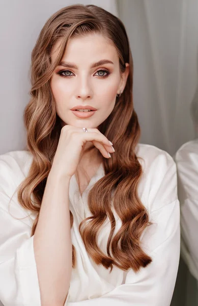 Pencerede beyaz cüppeli güzel bir kadın. Düğünden önce gelinin sabahı.